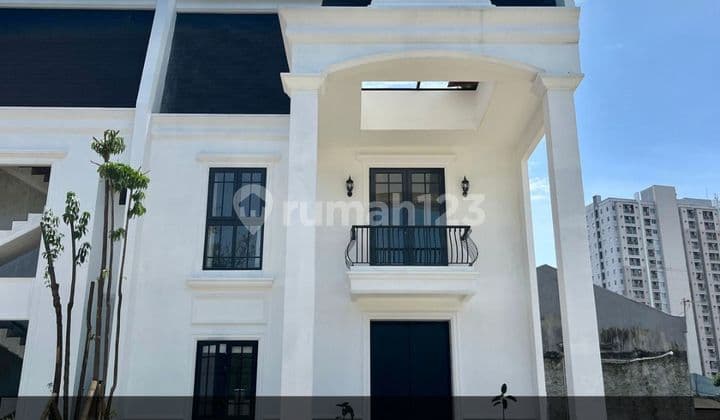 Dijual Rumah Brand New Modern Classic Semi Furnished di Jakarta Selatan