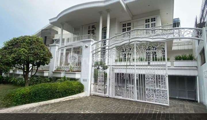 Disewakan Rumah Modern Classic Semi Furnished di Jakarta Selatan