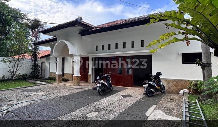Disewakan Rumah Modern Tropical Semi Furnished di Kemang, Jakarta Selatan