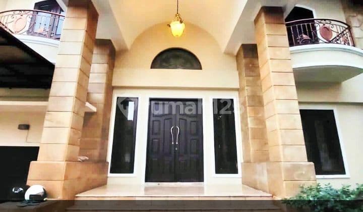 Disewakan Rumah Modern Classic di Jakarta Selatan