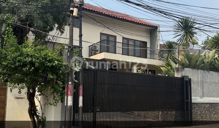 Disewakan Rumah Modern Tropical di Jakarta Selatan