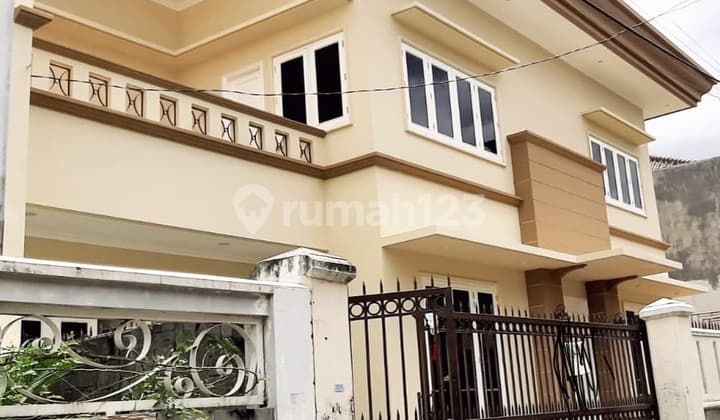 Rumah Besar Bebas Banjir di Taman Kedoya Baru, Jakarta Barat