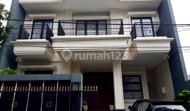 Nice House In Sunrise Garden