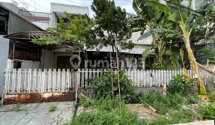 Old house with land included in Green Ville, Kebon Jeruk, West Jakarta.