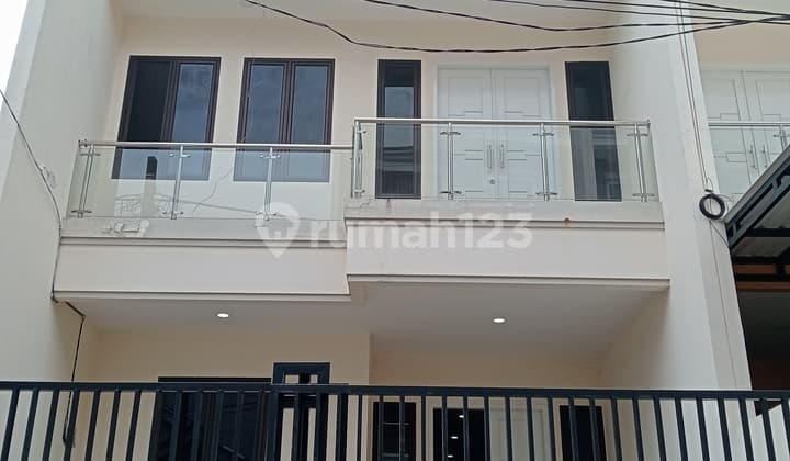 Fast 2 units of New 3-story Houses in Taman Ratu