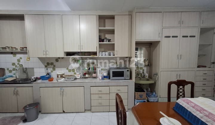 Rumah furnished 1 1/4 lantai dengan ceiling tinggi di Taman Kedoya Baru depan taman