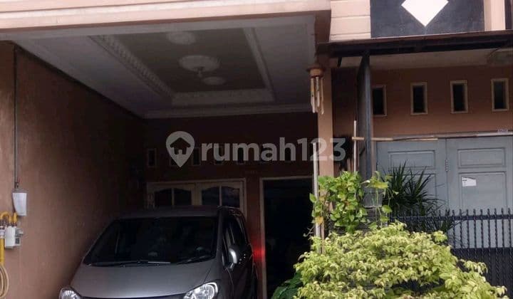 Rumah Dua Lantai Semi Furnished, Asri, Kokoh, Bebas Banjir Di Lingkungan Padat Penduduk