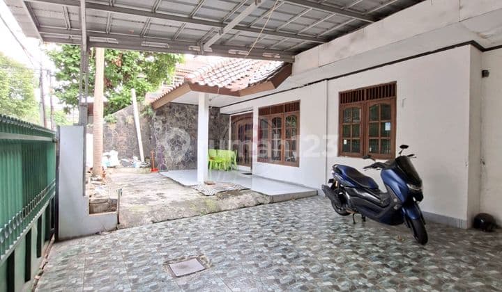 Old House on the Roadside at Bendungan Hilir Pejompongan