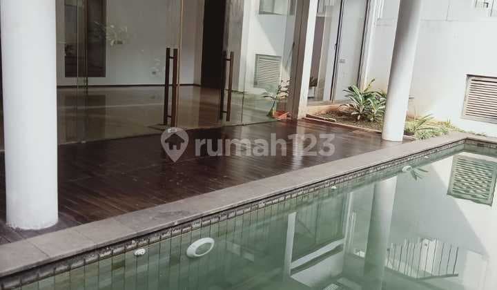 Dijual Rumah Ada Pool di Kemang Timur