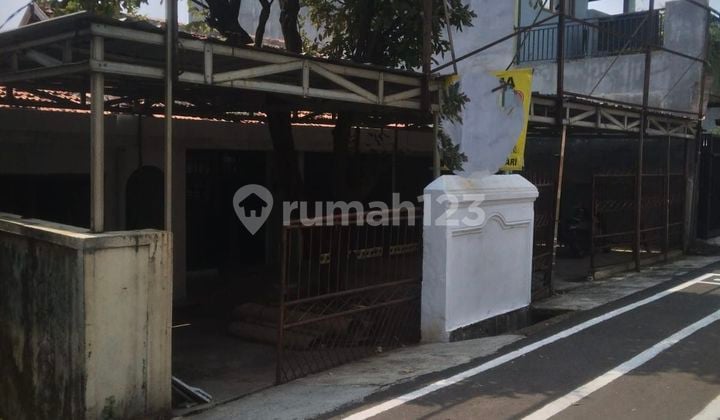 Rumah//Bangunan Untuk Kantor Di Daerah Slipi Jakarta Barat. Lokasi Strategis. Banyak Ruangan