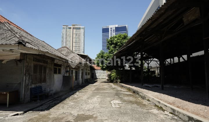 Factory Plot for Sale in Kebayoran Lama, South Jakarta. Land Size 2752M². Highly Strategic Location. Facing Main Road.