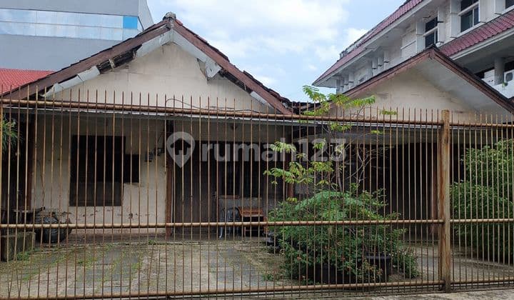 Classic House in Kebayoran Lama Area, South Jakarta. Land Area 375m². Building Area 210m². Price Calculated for Land Only. East Facing.