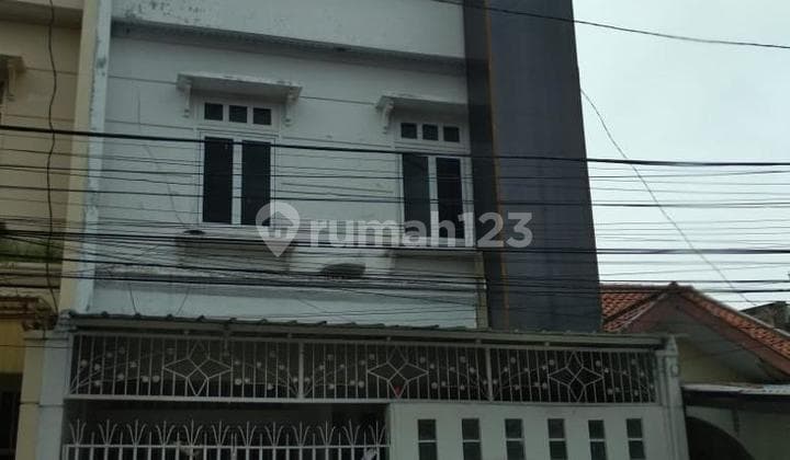 3-Story Sarimanis House in Sarijadi, Bandung