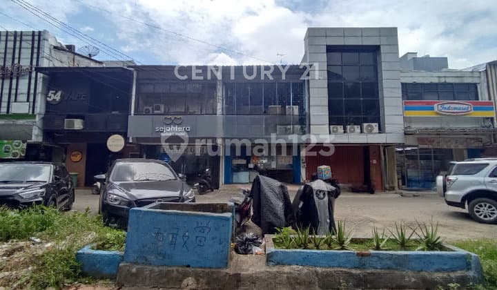 English translation: "For Sale: Shophouse Sunter 2 1/2 Floors, Very Strategic, Heavy Traffic"