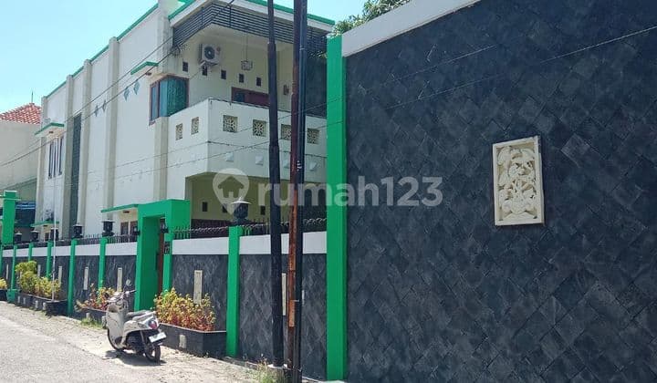 Rumah Mewah Kolam Renang Samping Kampus Ums