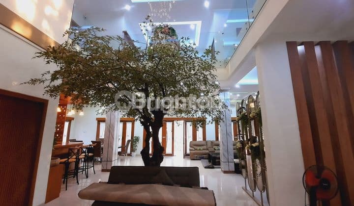 RUMAH MEWAH MODERN KOLAM RENANG LUAS DEPAN BANDARA