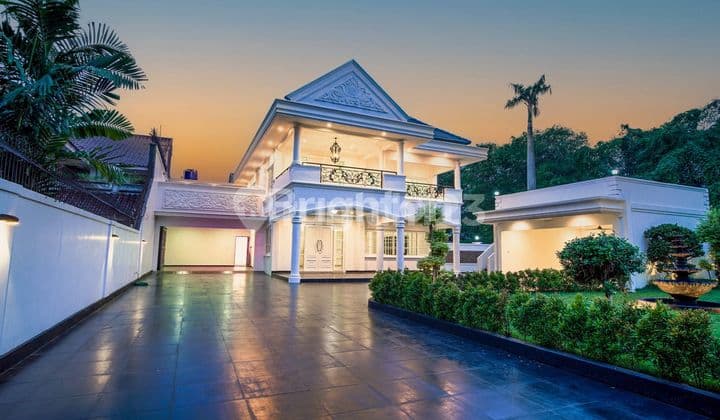 RUMAH MEWAH DENGAN KOLAM RENANG, SIAP HUNI