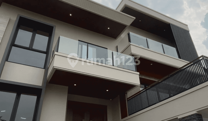 Rumah Bangunan Mandiri Mewah Split Level The Eminent Cluster Illustria