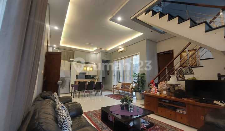 Rumah Hook di Kemang Pratama Rumah mewah 3 lantai