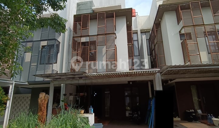 Dijual Rumah 3 Lantai di Whelford Greenwich Bsd Jalan Depan