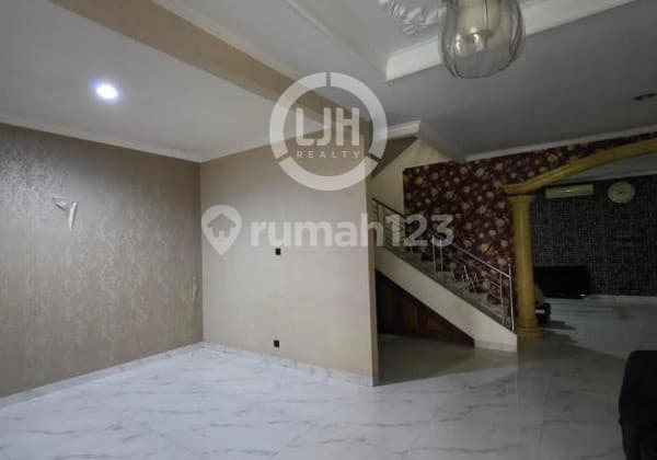 Flood-Free House in Green Regency Boulevard Cluster, Harapan Indah, Bekasi
