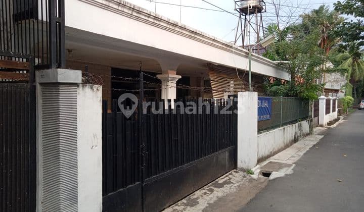 Dijual Rumah 2 Lantai Lokasi Sangat Strategis Jl. Radio, Kebayoran Baru - Jakarta Selatan