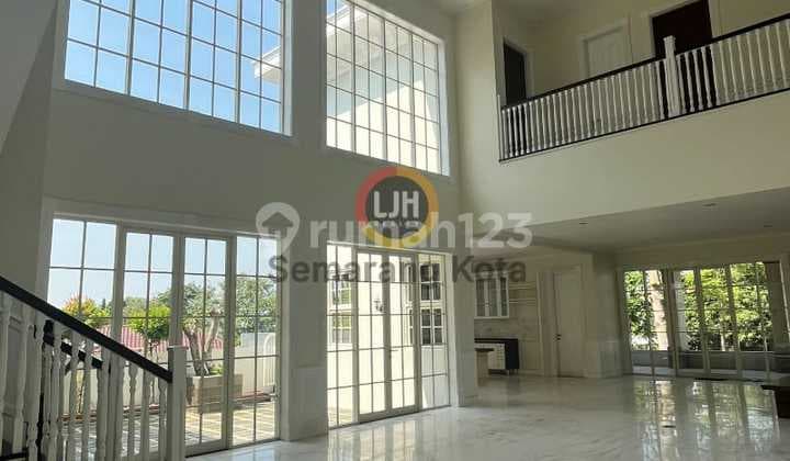 Rumah Mewah Bergaya Kolonial di daerah Gajah Mungkur