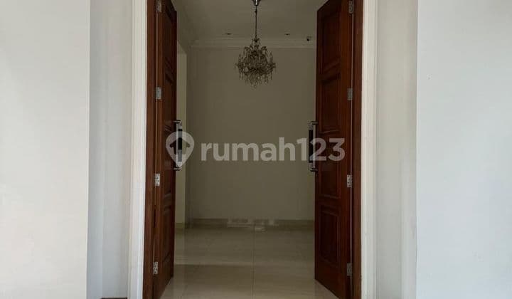 Rumah Kuningan Patra dijual strategis kolam renang
