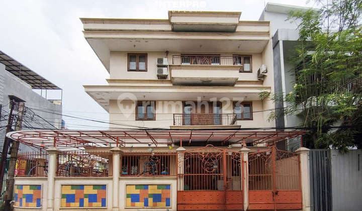 Rumah Hook Dijual di Taman Ratu Cocok untuk Kantor - LT 242M2