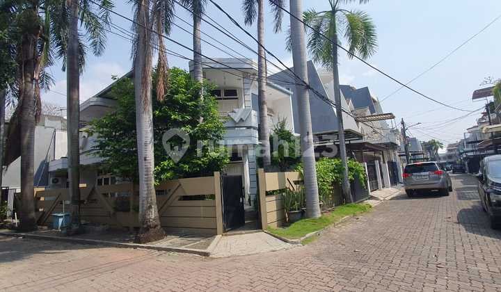 corner house in danau indah facing northeast wide road building still in good and neat condition