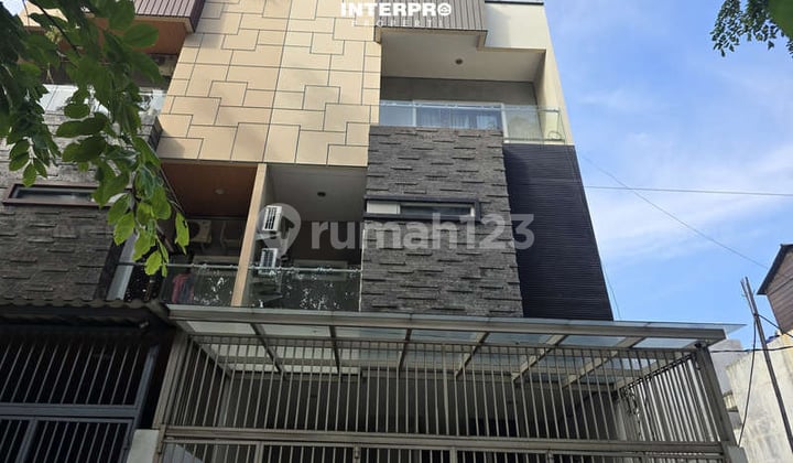 Rumah Mewah 4 Lantai Siap Huni Dijual Taman Ratu Lt 120M2