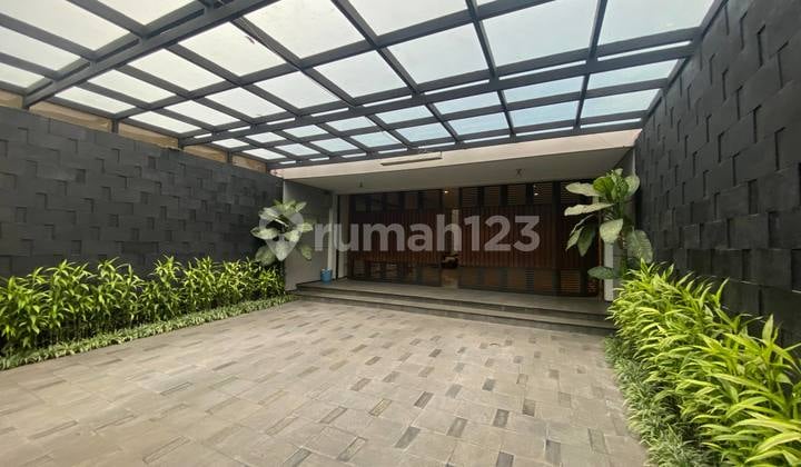 Rumah lux 3 lantai best location mainroad cihampelas