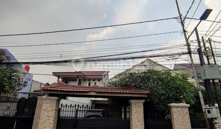 House Next to Central Customs Office Access for 2 Cars