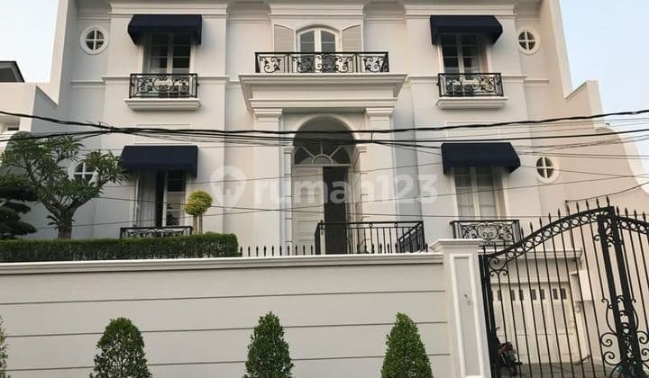 Rumah modern 3 lantai siap huni