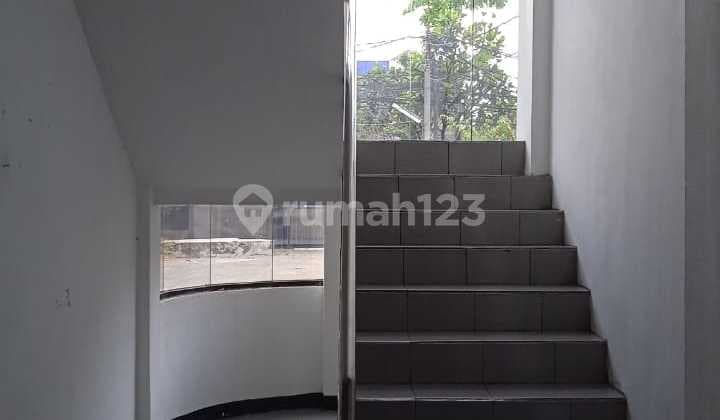 Ruang Usaha Disewa Strategis 2 Lantai di Soekarno Hatta