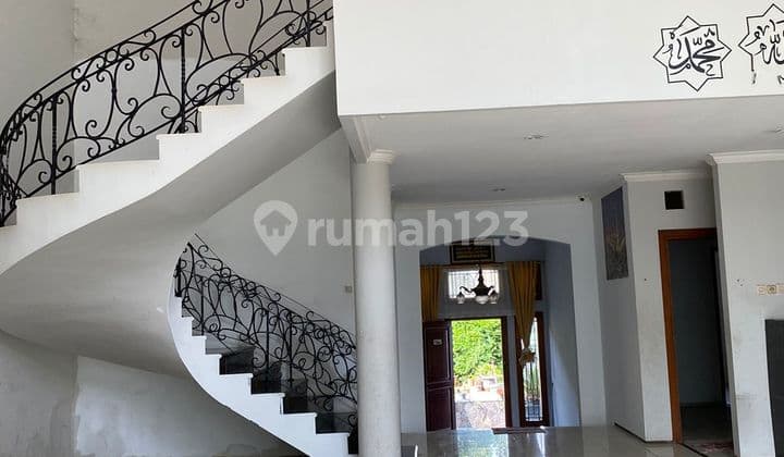 Disewakan Rumah Lux Besar 3 Lantai di Setra Duta