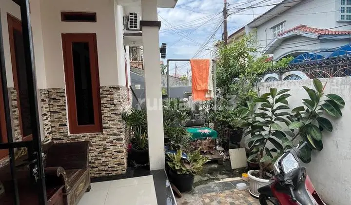 Rumah Bagus Plus 4 Pintu Kos-Kosan Semi Furnished SHM di Kayumas, Jakarta Timur