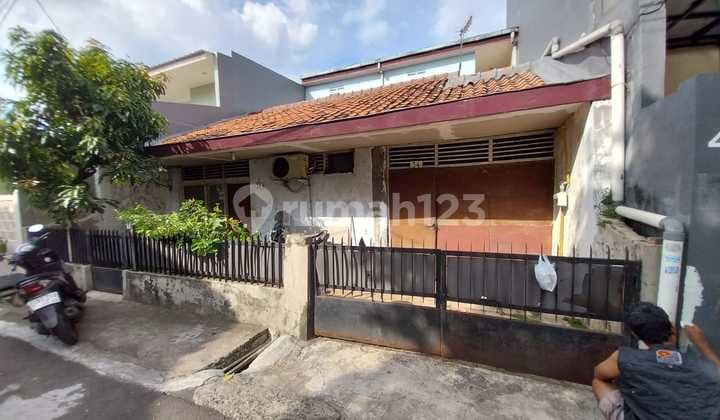 Rumah Bangunan Tua SHM di Pulo Asem, Jakarta Timur
