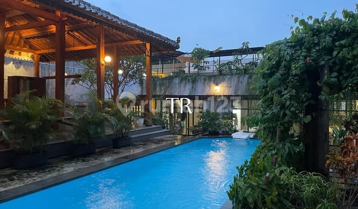 Rumah Mewah Dengan Kolam Renang di Sektor 9 Bintaro