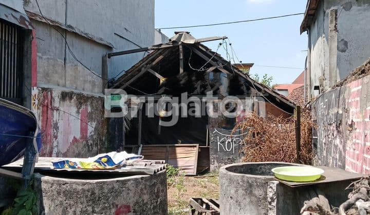 Rumah hitung tanah lokasi sangat strategis dan komersial