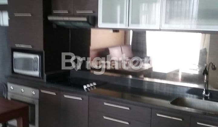 Ready-to-occupy apartment in a highly strategic and commercial location.