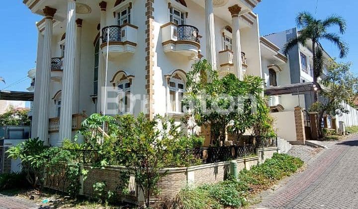 Ready-to-live-in house in a very strategic location.