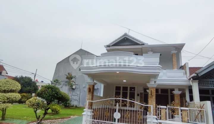 Rumah Cantik 2 Lantai Bonus Taman dan Carport Luas di Graha Raya