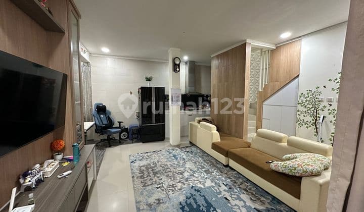 Rumah furnished 2 lantai siap huni di cluster premium Graha Raya