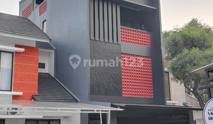 Rumah Baru Renovasi 3,5 Lantai Dengan Rooftop Di Graha Raya.