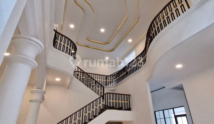 Turun Harga! Rumah Mewah Modern 3 Lantai Dijalan Boulevard Tomang