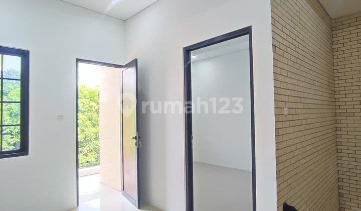 Rumah Cantik 2,5 Lantai, Depan Taman Siap Huni di Graha Raya.