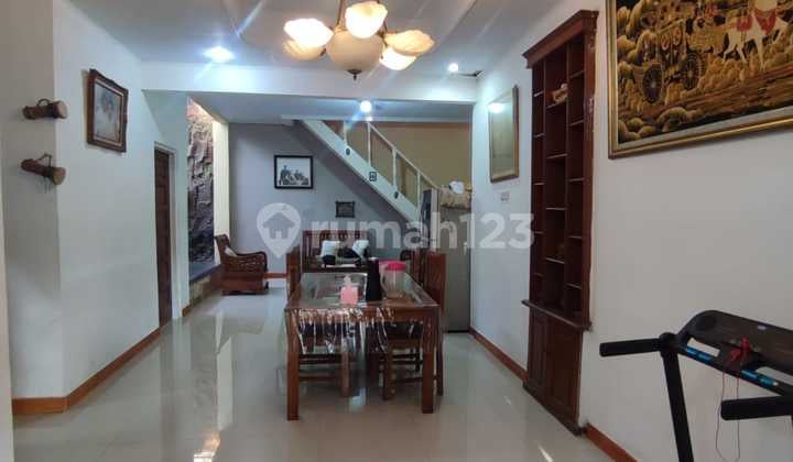 Jual Cepat! Rumah 1,5 Lantai Siap Huni Lokasi Bagus Depan Taman