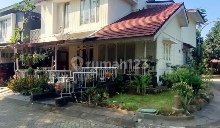 Turun Harga! Rumah Hoek Cantik dengan Row Jalan Luas di Bintaro