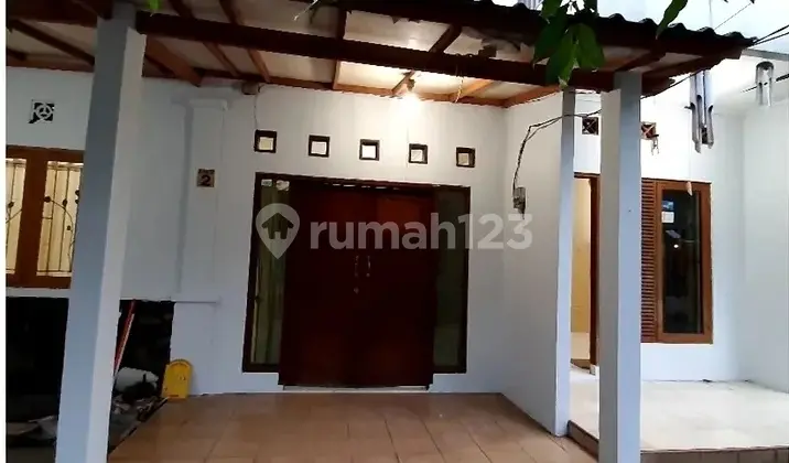 Spacious 1.5-Story Corner House Near Pasar Segar Graha Raya